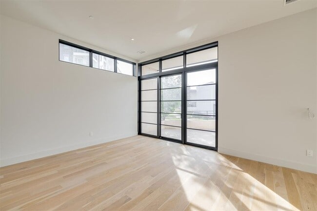 Building Photo - 1303 N Dewey Ave