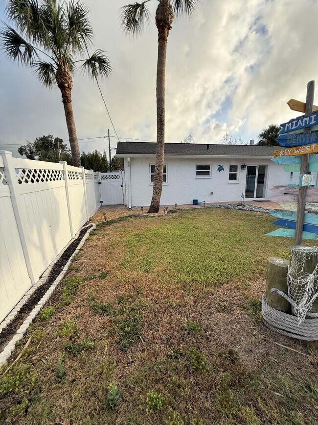 Building Photo - 6814 Driftwood Dr