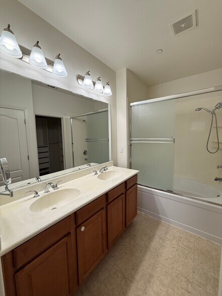 Master Bathroom - 677 Luz del Sol Loop