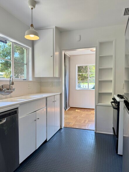 Building Photo - 5530 Village Grn