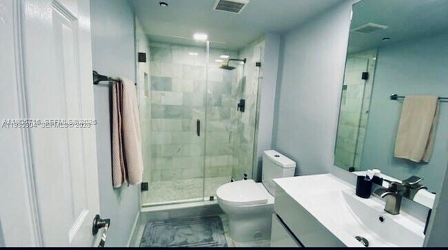 Building Photo - 1100 St Charles Pl