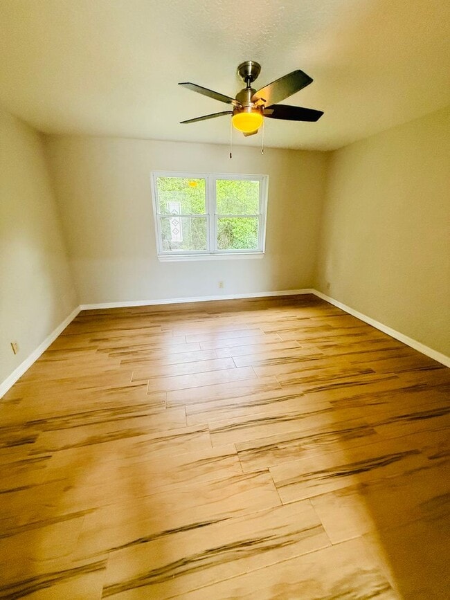 Building Photo - Boater's Dream: 4/2.5/3CG home in exclusiv...
