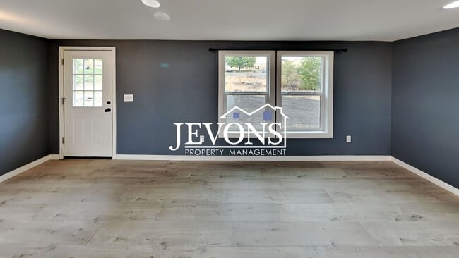 Building Photo - Charming 3-bedroom home in a peaceful sett...
