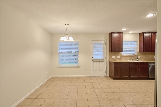 Building Photo - 12515 Lakeshore Dr