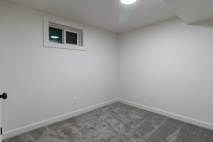Building Photo - 5065 600 W