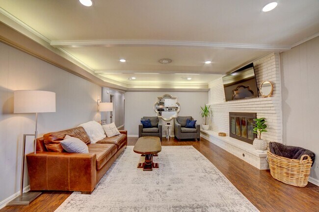 Building Photo - Available mid-August! Amazing mid-town gem...