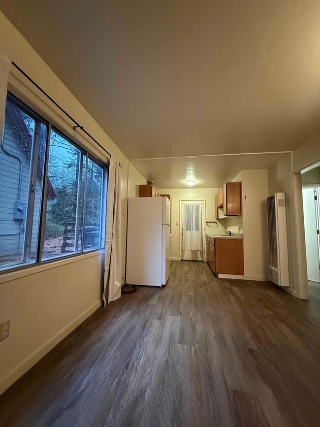 Building Photo - Quiet private one level cabin