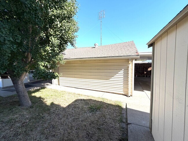 Building Photo - Charming 3-Bed, 1-Bath West Sacramento Home – Updated with Solar!
