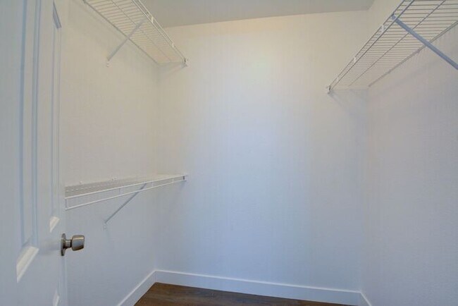 Building Photo - Renovated and Modern. This fantastic 2br in a gated community in Silverado Ranch has all the amen...