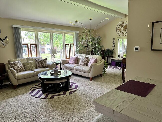 Building Photo - 208 Denrose Dr