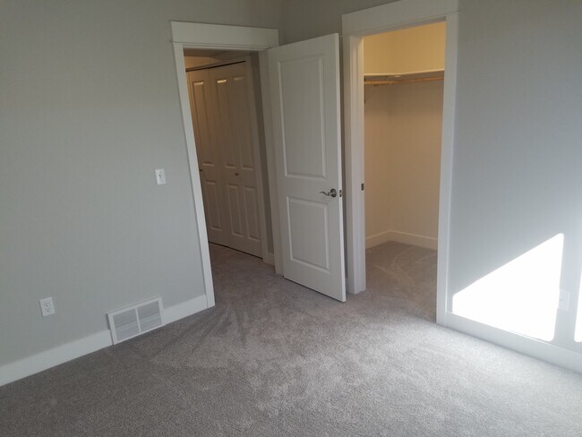 Building Photo - 3052 Golden Acres Dr