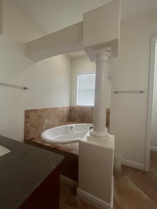 Building Photo - 2119 Montclair Dr