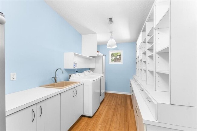 Building Photo - 6567 Tahiti Way