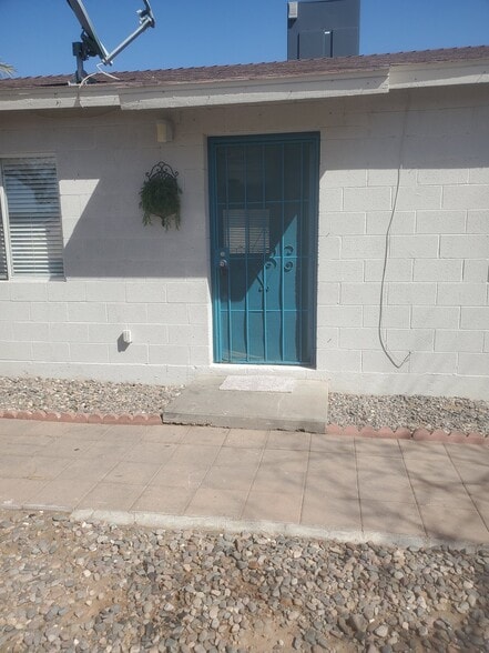 Building Photo - 2504 E Mobile Ln