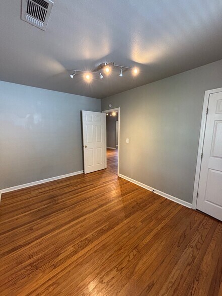 Building Photo - 1134 S Xanthus Ave