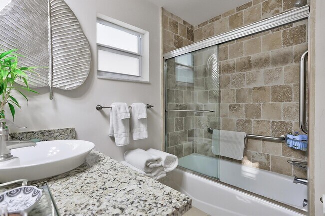 Building Photo - 835 Canary Walk