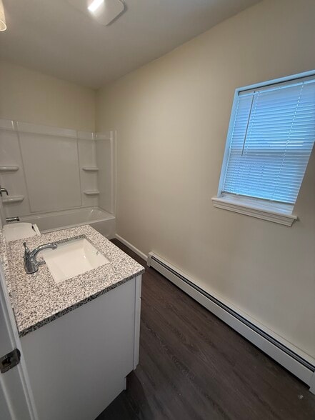 Bathroom - 14 Brook St