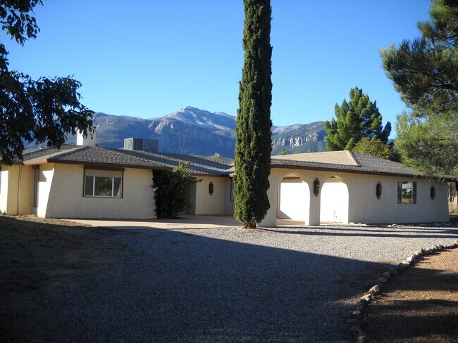 Building Photo - Mountain Views