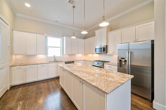 Building Photo - 5815 E Post Oak Ln