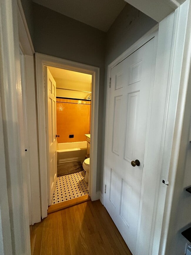 Building Photo - Bright & Spacious 1-Bedroom Top-Floor Apar...