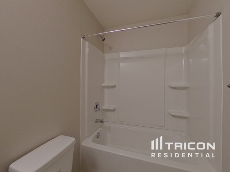 Building Photo - 2625 Meadow Crossing Dr