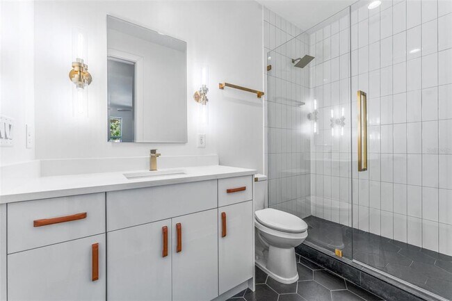 Building Photo - 102 W Adalee St