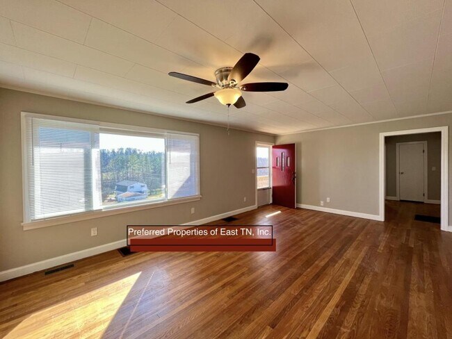Building Photo - 160 Majestic Cir