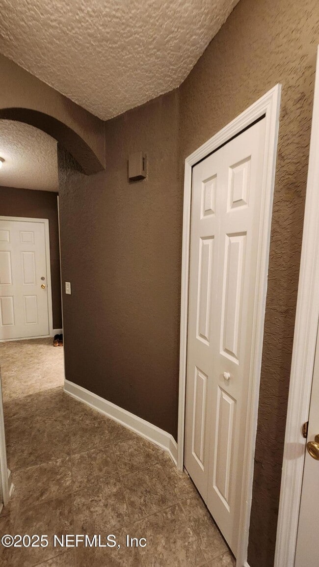Building Photo - 1823 Lago Del Sur Drive