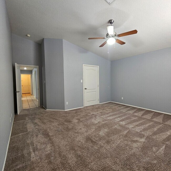 Building Photo - Awesome rental available!