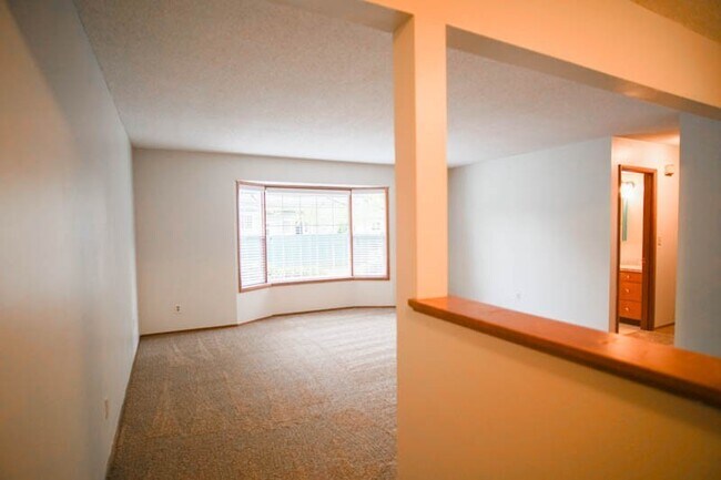 Building Photo - Mid-Century 2-Bedroom in Sullivan's Gulch-...