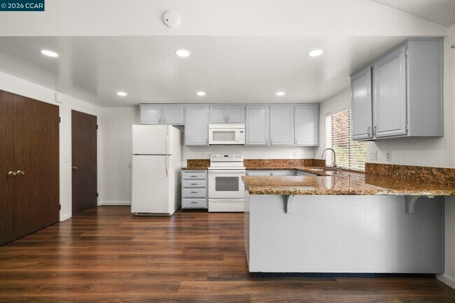 Building Photo - 340 Borica Dr