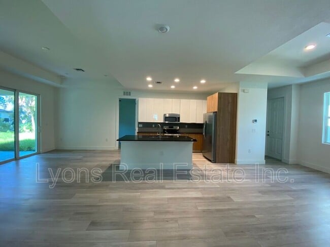 Building Photo - 2635 Starview Ave