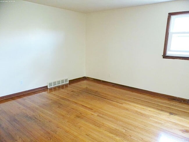 Building Photo - Bright  Second Floor Flat Across from Barr...