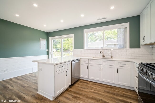 Building Photo - 648 Oakwood Ct
