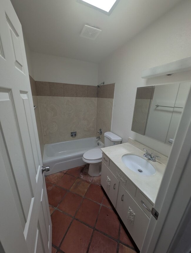 Building Photo - 4 Bedroom and 2 Bath Rental