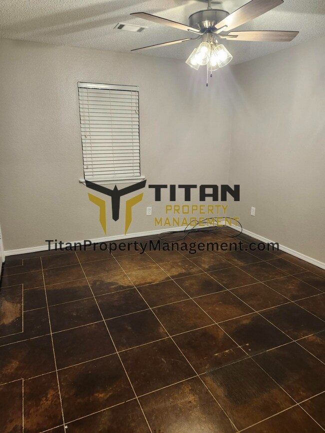 Building Photo - 2bed/2bath End-Unit Apartment with Fenced Yard