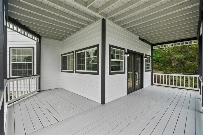 Building Photo - 401 Paradise Dr