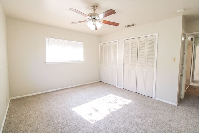 Building Photo - ************Move In Special- 2 WEEKS FREE!!!!************