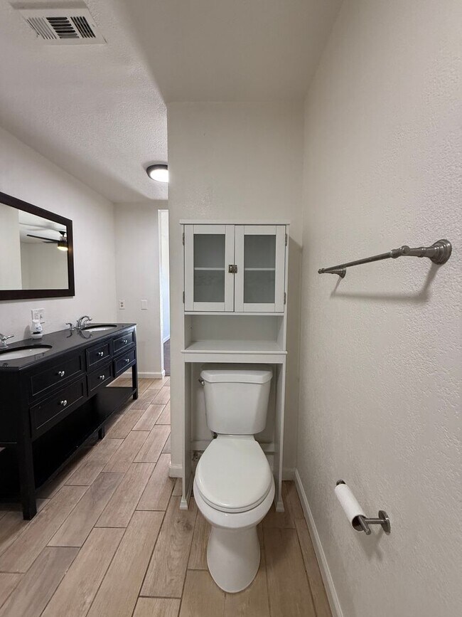Building Photo - 1623 Point Lobos Ln
