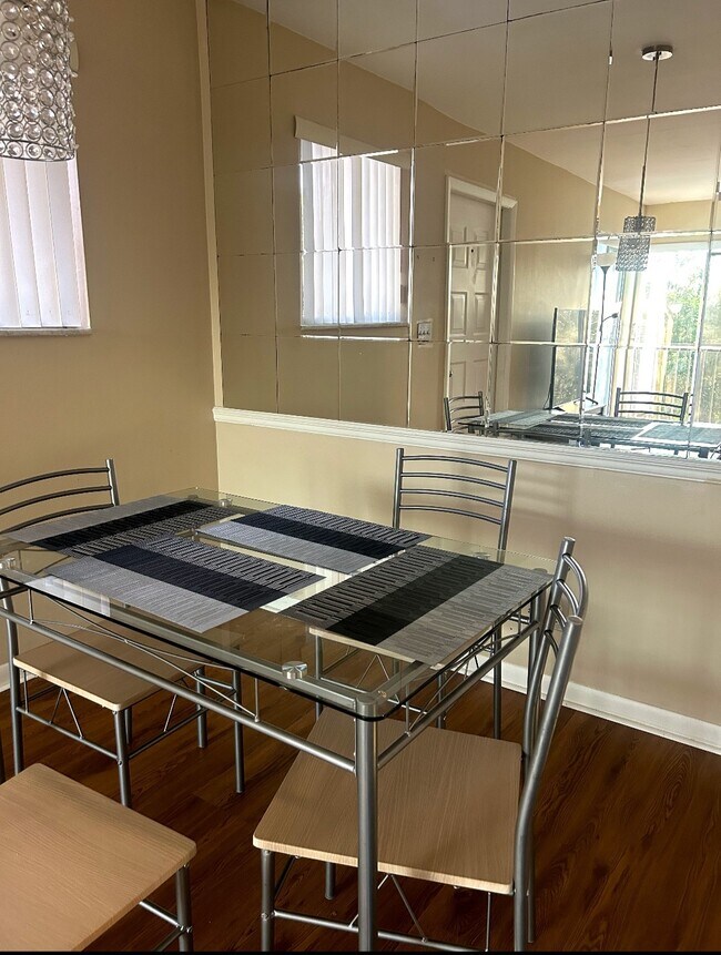 Building Photo - 1839 Fairview Villas Dr