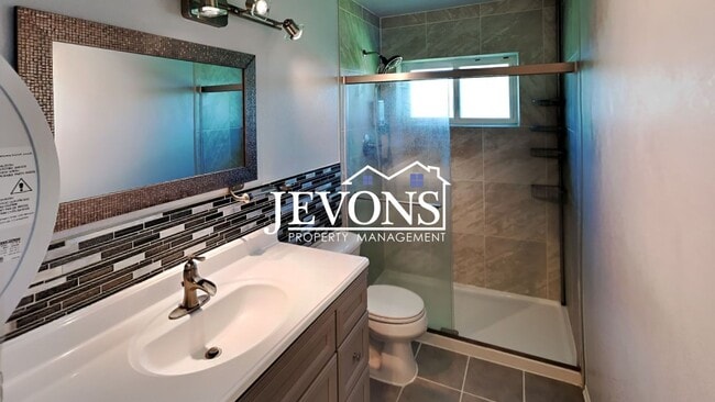 Building Photo - Inviting 2-bedroom with a fully fenced lar...