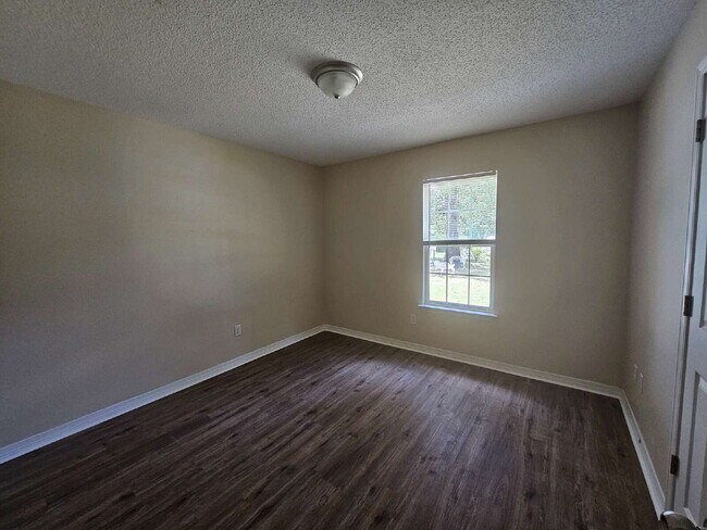 Building Photo - "Charming 3-Bed, 2-Bath Retreat Awaits!"  MOVE IN SPECIAL -- $250 off First Months Rent.