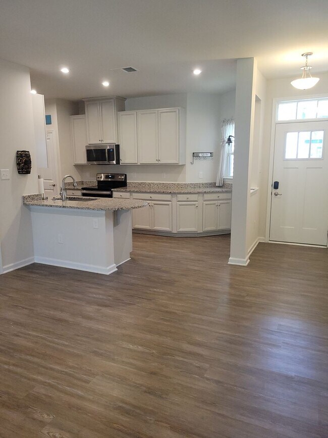 Building Photo - Lovely townhome in Stonehouse