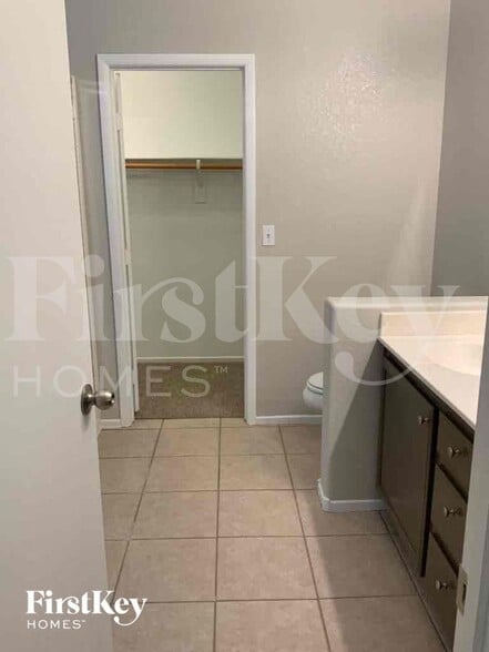 Building Photo - 2209 Meadow Green Ave