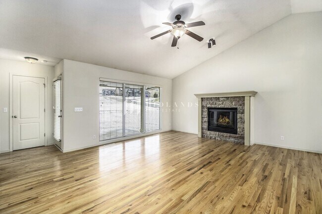 Building Photo - Luxury Duplex in Shadow View