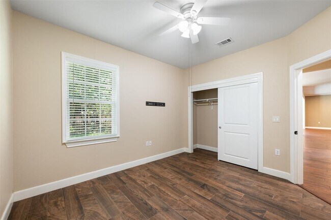 Building Photo - 202 River Rock Dr