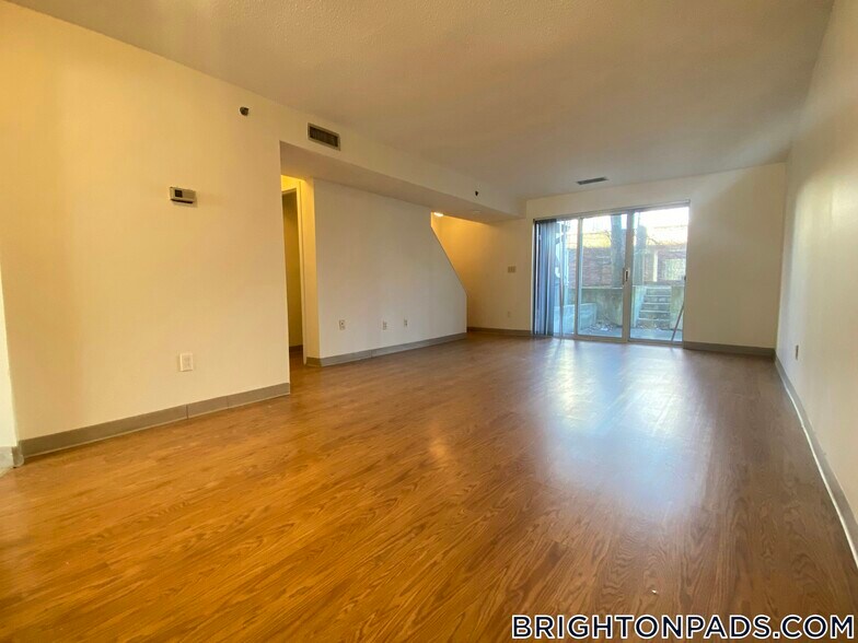 Building Photo - 140 N Beacon St