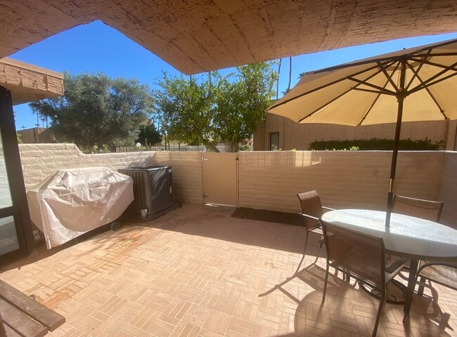 Building Photo - Palm Springs 3 br 3 bth on Golf Course