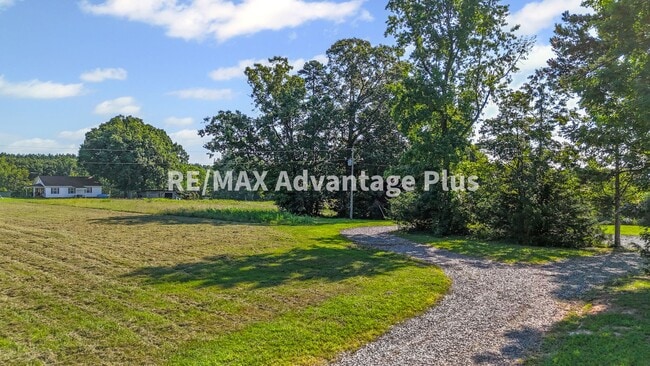 Building Photo - Picturesque 3-Bedroom Home with Cathedral ...