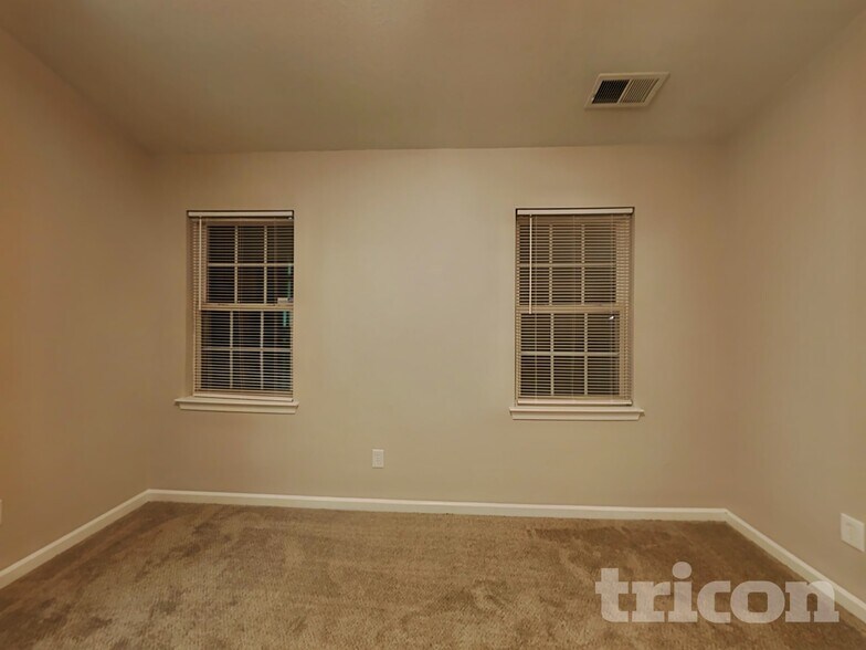 Building Photo - 4037 Dover Downs Dr